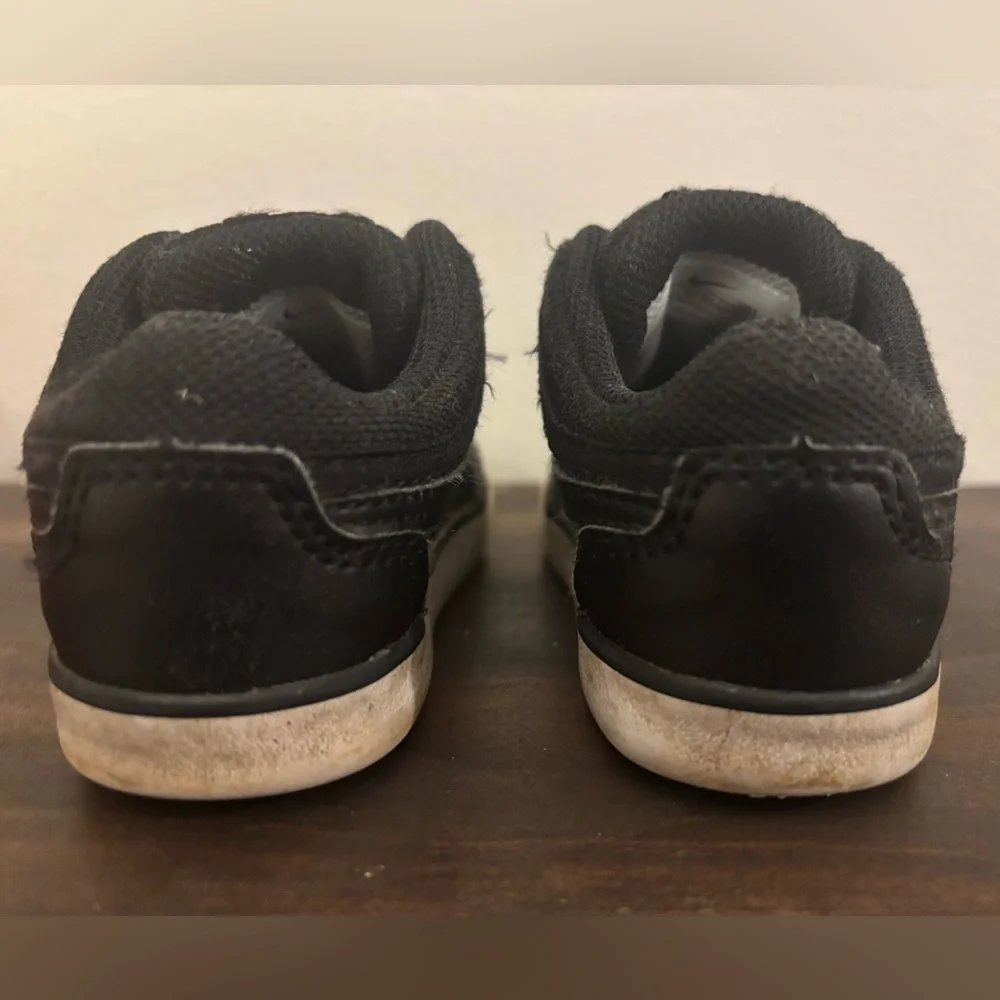 NIKE | Kids/Toddler Black Sneakers Size 4C